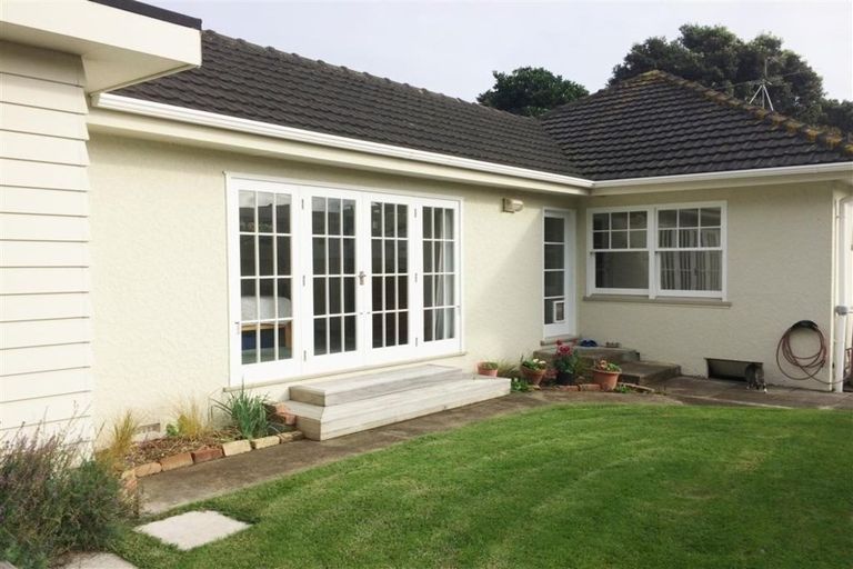 Photo of property in 51 Pukatea Street, Eastbourne, Lower Hutt, 5013