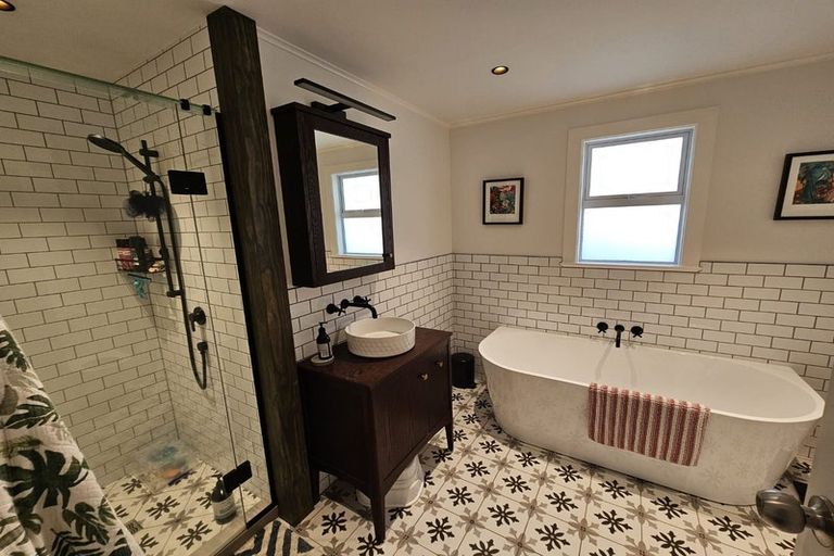 Photo of property in 5 Bayside Avenue, Te Atatu Peninsula, Auckland, 0610