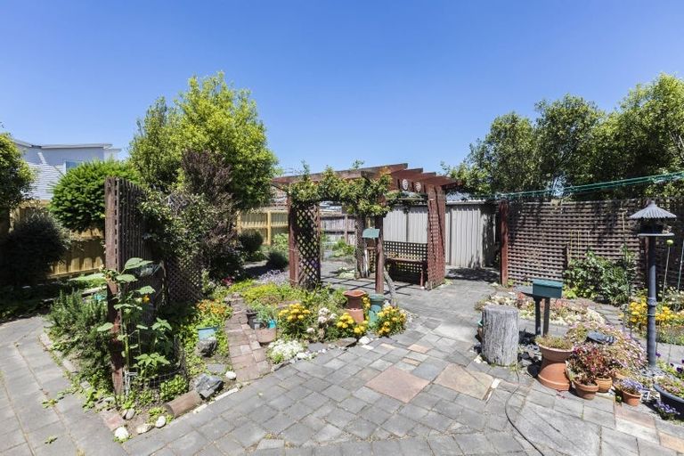 Photo of property in 8 Edron Place, Redwood, Christchurch, 8051