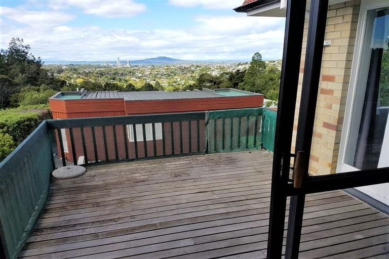 Photo of property in 1/177 Glenfield Road, Hillcrest, Auckland, 0627