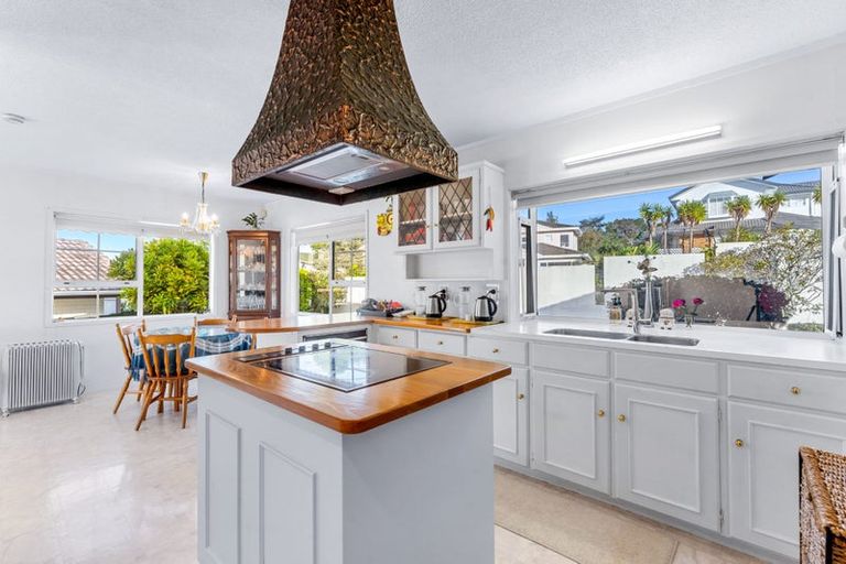 Photo of property in 2 Ravenstone Place, Chatswood, Auckland, 0626