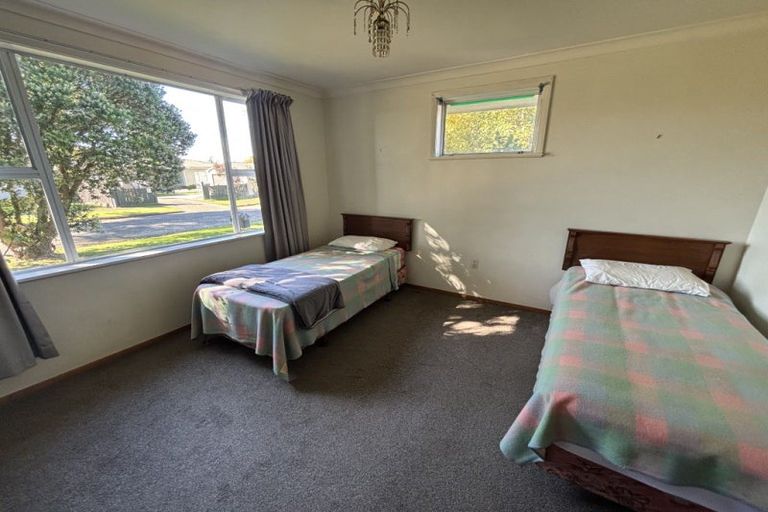 Photo of property in 3 Hollows Crescent, Takaro, Palmerston North, 4412