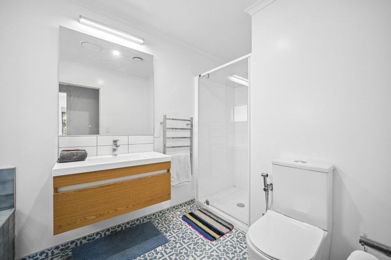 Photo of property in 18 Lyndfield Lane, Newlands, Wellington, 6037