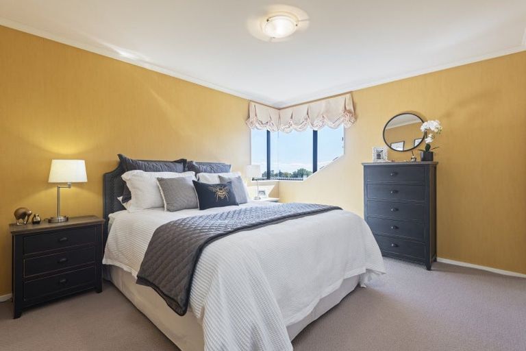 Photo of property in 8 La Lena Grove, Fitzherbert, Palmerston North, 4410