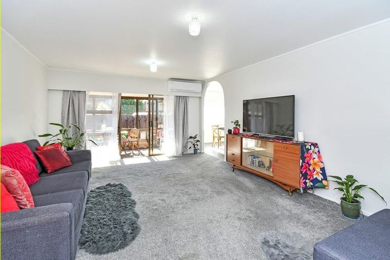 Photo of property in 2/2 Grande Vue Road, Papatoetoe, Auckland, 2025