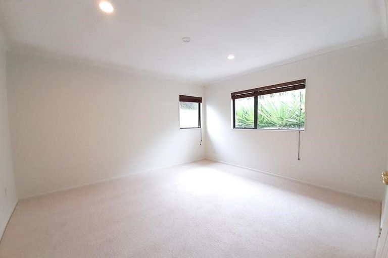 Photo of property in 17 Crimson Park, Oteha, Auckland, 0632