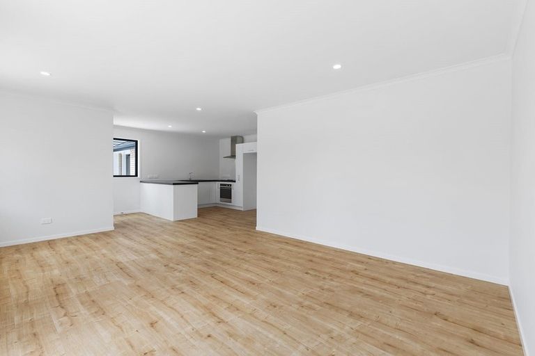 Photo of property in 2/85a Atkinson Road, Titirangi, Auckland, 0604