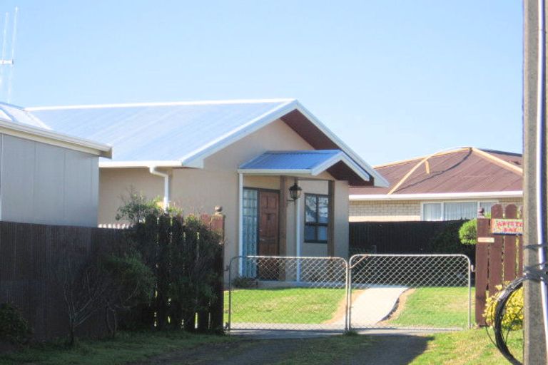 Photo of property in 14 Andresen Street, Foxton Beach, Foxton, 4815