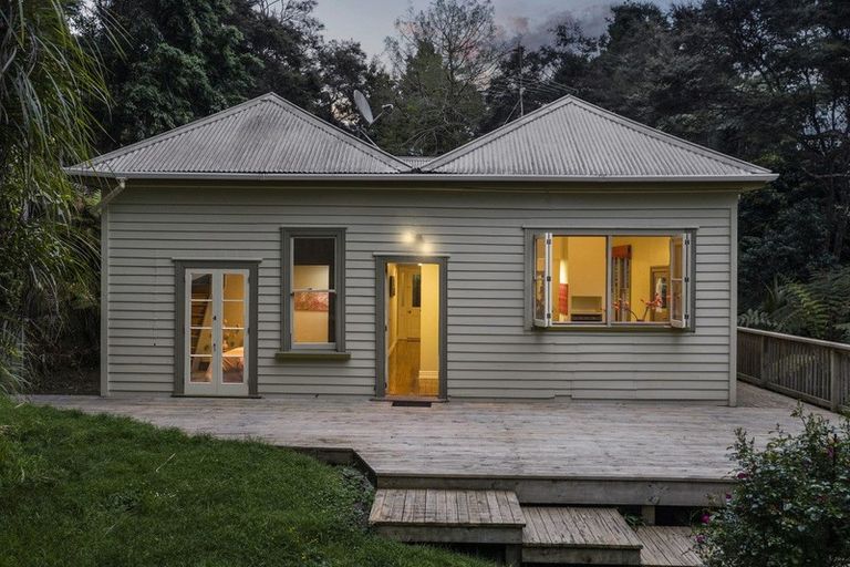 Photo of property in 51 Opanuku Road, Henderson Valley, Auckland, 0612