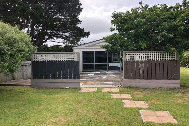 Photo of property in 52 Sarah Street, Waikawa Beach, Levin, 5573