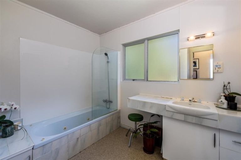 Photo of property in 32 Manly Esplanade, Browns Bay, Auckland, 0630