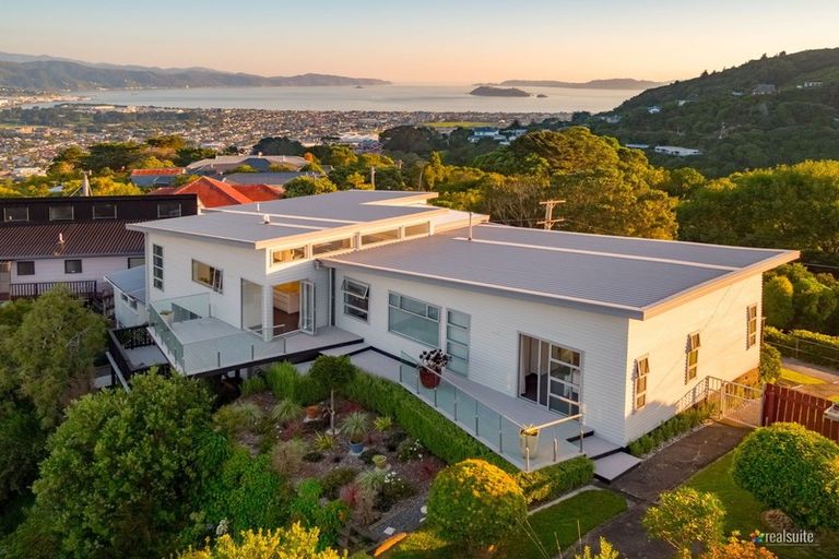 Photo of property in 37 Pekanga Road, Normandale, Lower Hutt, 5010