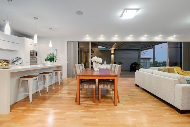 Photo of property in 39 Grand Drive, Orewa, 0931