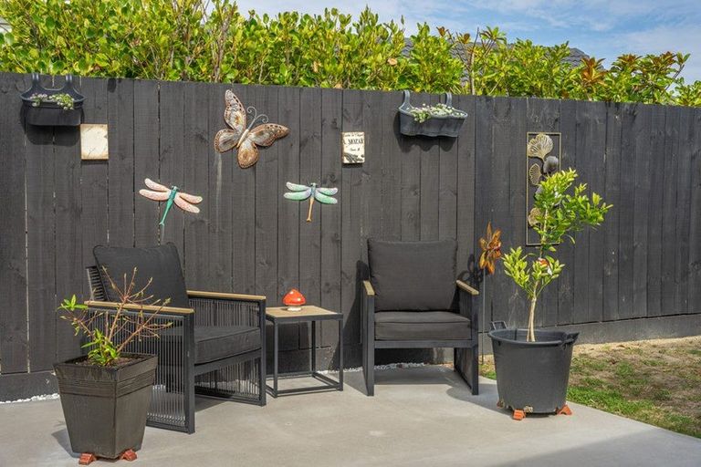 Photo of property in 21 Reeves Street, Waikanae Beach, Waikanae, 5036