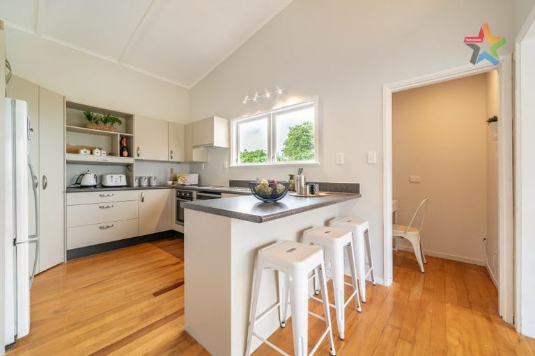 Photo of property in 10 Walnut Way, Maungaraki, Lower Hutt, 5010