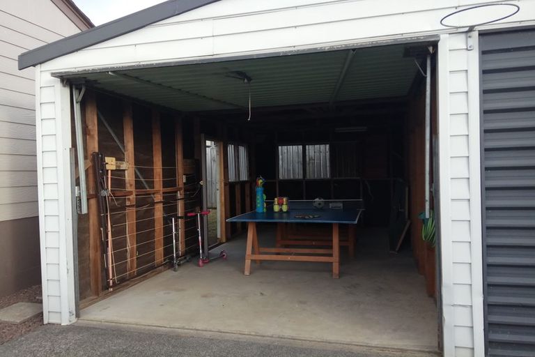 Photo of property in 52 Meadowood Drive, Unsworth Heights, Auckland, 0632