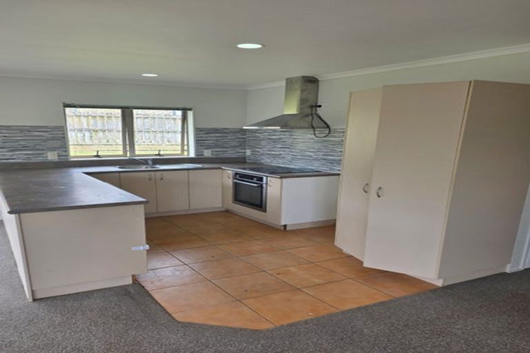 Photo of property in 16 Loughinisland Place, Weymouth, Auckland, 2103