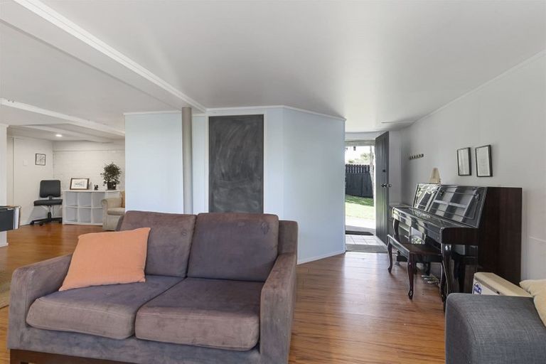 Photo of property in 2 Roberts Avenue, Belmont, Auckland, 0622