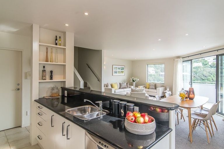 Photo of property in 42 Fairview Crescent, Kelburn, Wellington, 6012