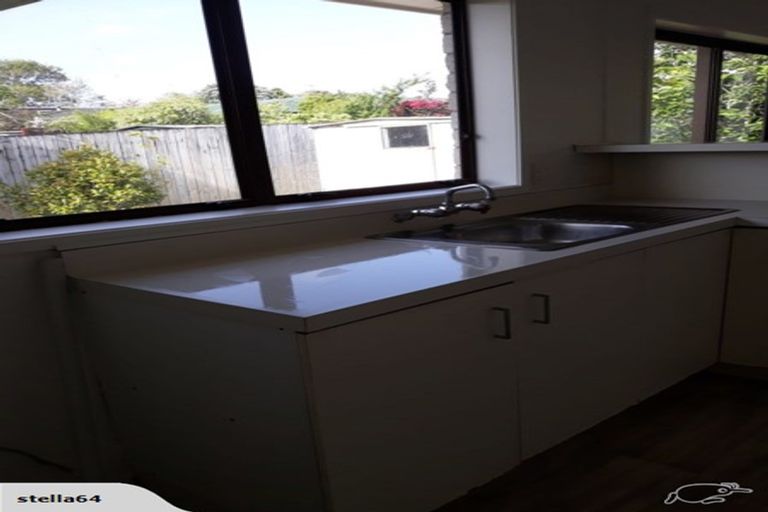Photo of property in 2/32 Ballater Place, Highland Park, Auckland, 2010