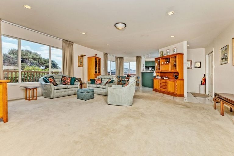 Photo of property in 37 Lorikeet Place, Unsworth Heights, Auckland, 0632
