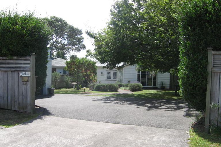 Photo of property in 1/331 Wairau Road, Totara Vale, Auckland, 0627