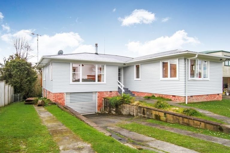 Photo of property in 12 Cron Avenue, Te Atatu South, Auckland, 0610