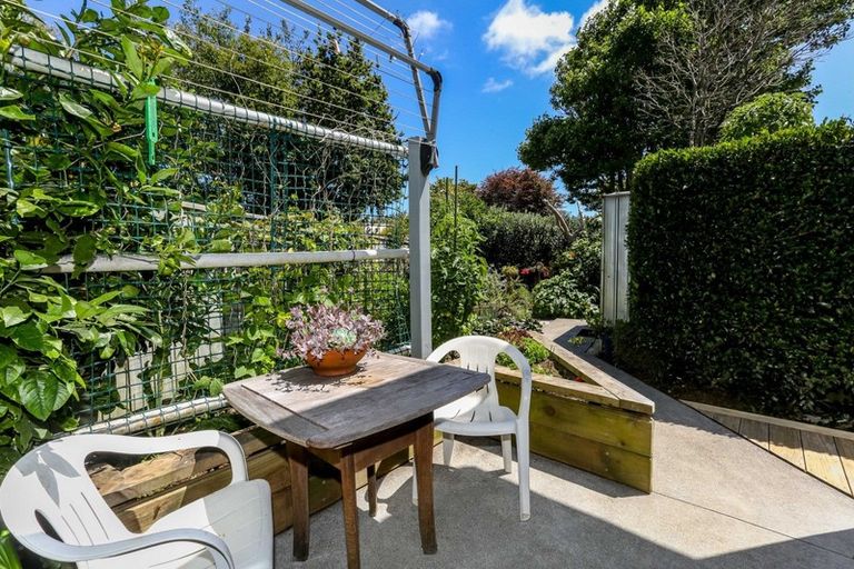 Photo of property in 14 Nursery Place, Westown, New Plymouth, 4310