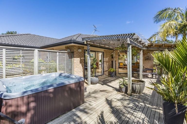 Photo of property in 16 Nimstedt Avenue, Oteha, Auckland, 0632