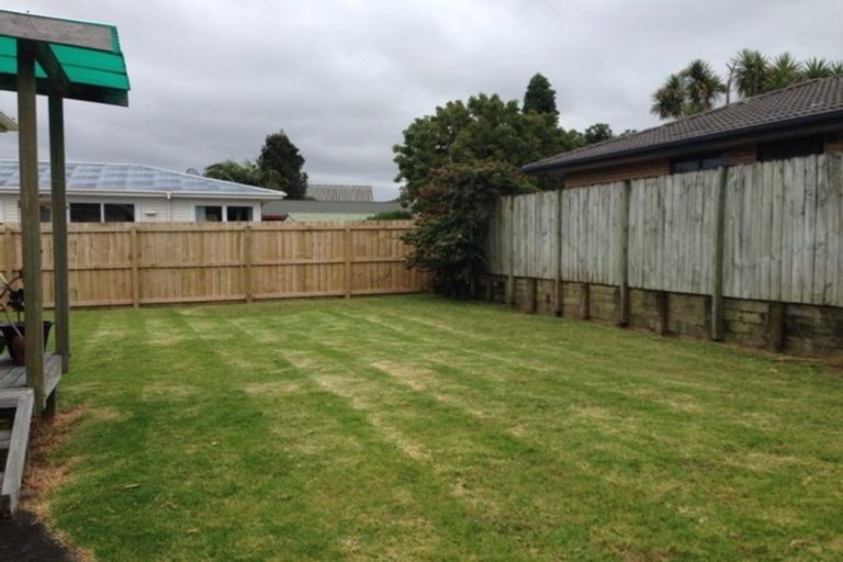 Photo of property in 1/3 River Road, Te Atatu Peninsula, Auckland, 0610