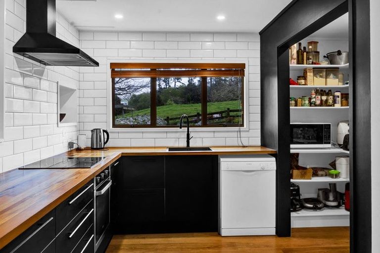 Photo of property in 8 Clearview Road, Lepperton, New Plymouth, 4373