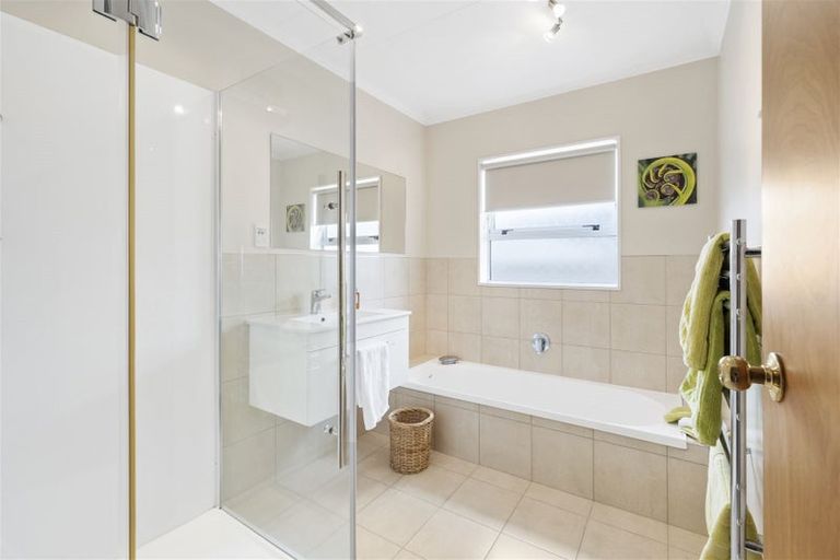 Photo of property in 2 Aitchison Place, Levin, 5510
