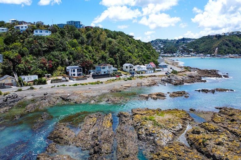 Photo of property in 354 The Esplanade, Island Bay, Wellington, 6023