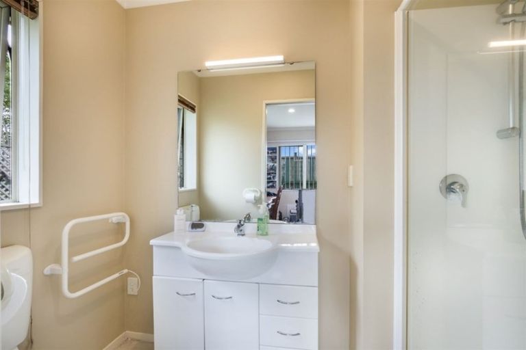 Photo of property in 114 Riverton Drive, Randwick Park, Auckland, 2105