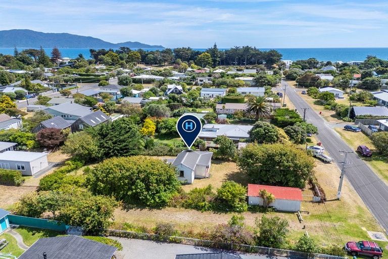 Photo of property in 22 Hemara Street, Waikanae Beach, Waikanae, 5036
