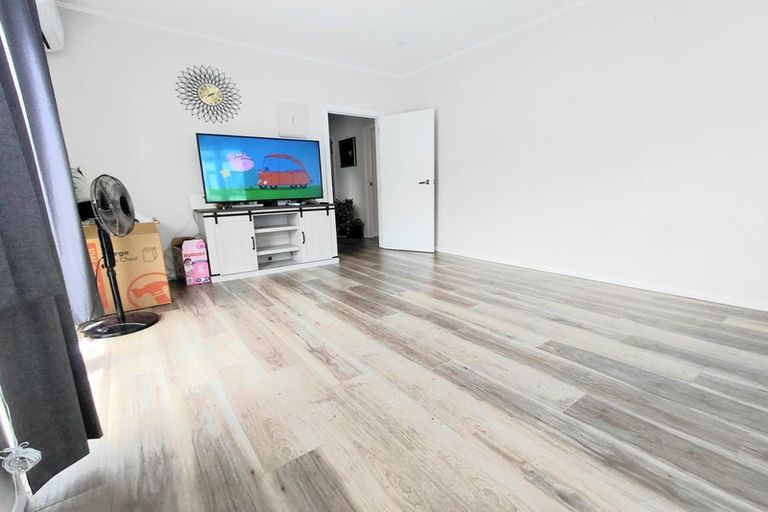 Photo of property in 86d Kelman Road, Kelston, Auckland, 0602