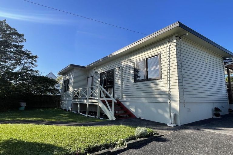 Photo of property in 6 Godley Road, Green Bay, Auckland, 0604