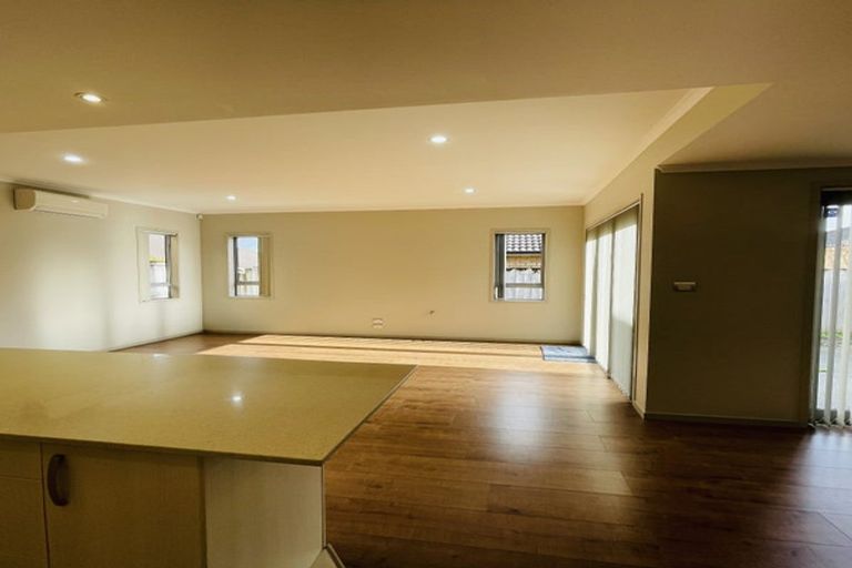 Photo of property in 23 Horizon Road, Oteha, Auckland, 0632