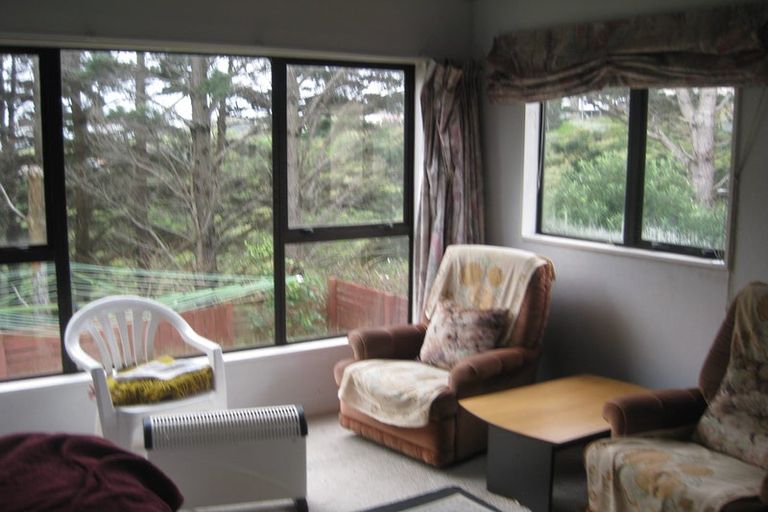 Photo of property in 41 Colchester Crescent, Newlands, Wellington, 6037