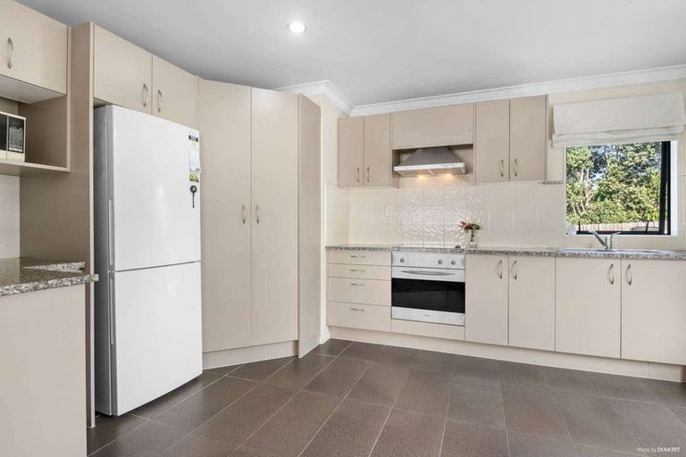 Photo of property in 15a Peach Road, Glenfield, Auckland, 0629