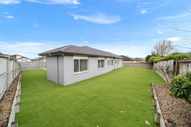 Photo of property in 24 Kilmacrennan Drive, Rosehill, Papakura, 2113