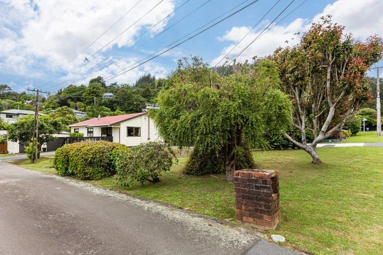 Photo of property in 17 Forest Road, Pinehaven, Upper Hutt, 5019