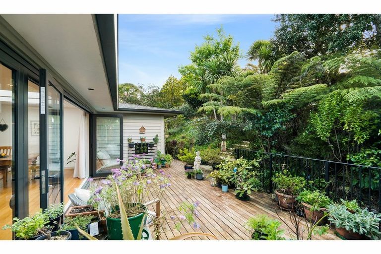 Photo of property in 23c West Lynn Road, Titirangi, Auckland, 0604