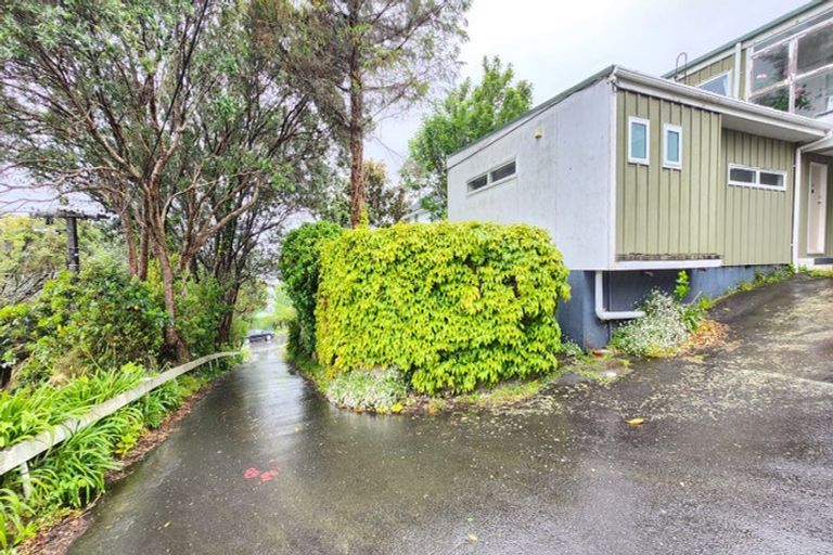 Photo of property in 2/3 Torwood Road, Khandallah, Wellington, 6035