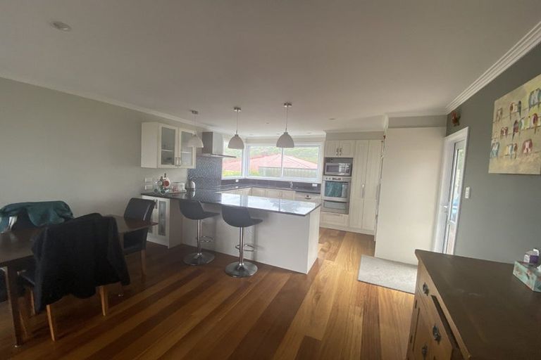 Photo of property in 2 Mayfair Place, Tawa, Wellington, 5028