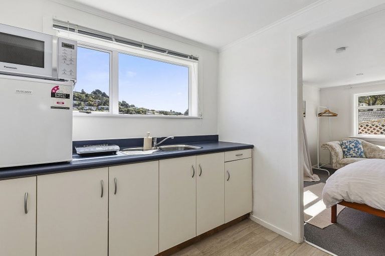 Photo of property in 15 Glanmire Road, Newlands, Wellington, 6037