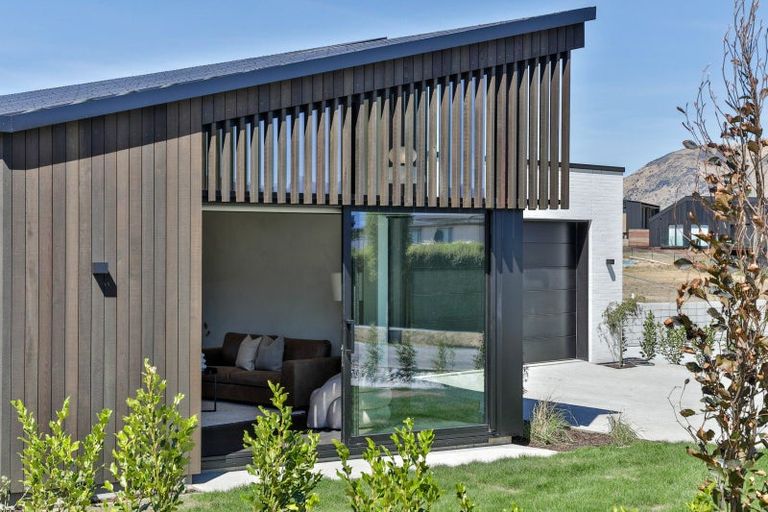 Photo of property in 14 Kirimoko Crescent, Wanaka, 9305