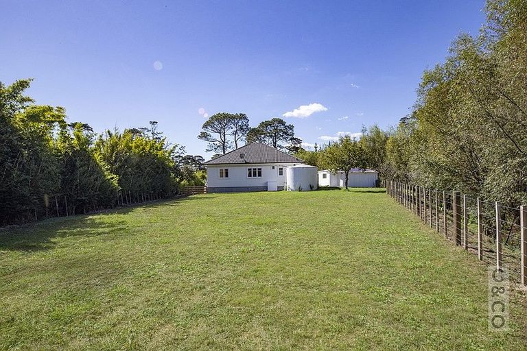 Photo of property in 231 Waitakere Road, Taupaki, Henderson, 0782