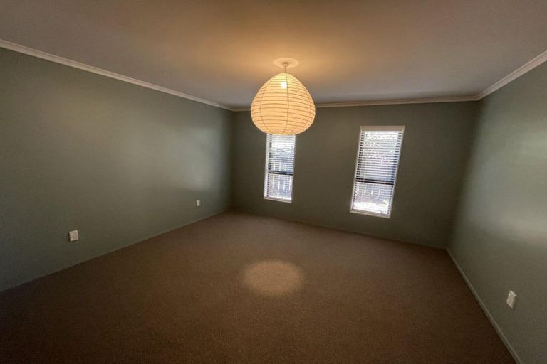 Photo of property in 15 Sequoia Grove, Merrilands, New Plymouth, 4312