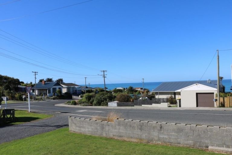 Photo of property in 2 Marine Terrace, Kaka Point, 9271